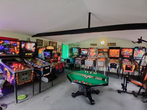 10pinballmachines.jukeboxandbumperpool.RichardBlankCostaRicaCollection3342e.jpg
