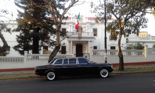 LIMUSINAINFRONTOFMEXICANEMBASSYCOSTARICA.jpg