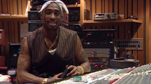 Tupac.Resurrection.2003.MULTi.1080p.BluRay-tamir.AC3-5.1.x264.mkv_snapshot_01.27.22_2025-06-29_17.38.16.jpg