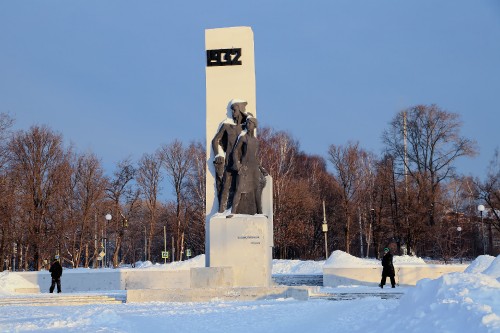 pamjatnik_pervostroiteljam5259.jpg